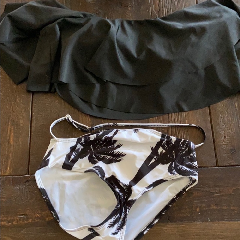 Never worn new off the shoulder swimming suit